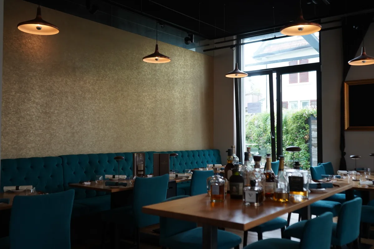 Der Innenbereich des Restaurants mit Tischen